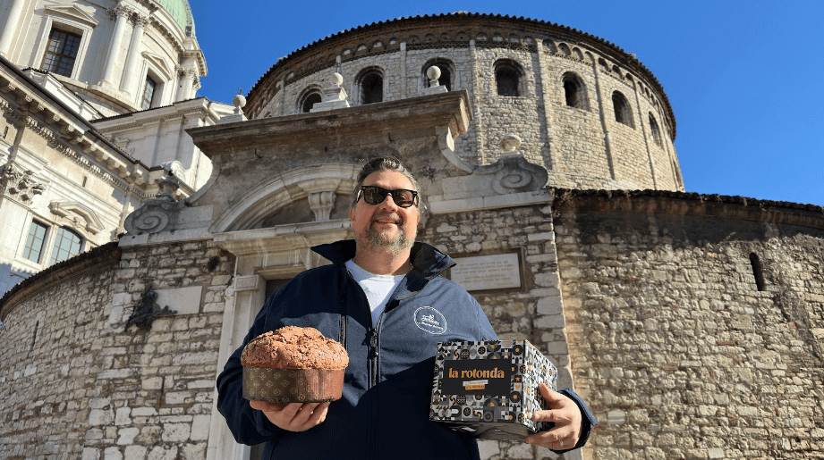 Paolo Piantoni con il nuovo prodotto lievitato di Èl Forner: “La Rotonda”.